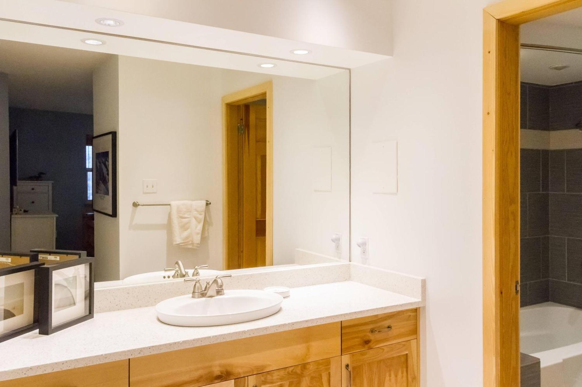 In Out, Great Location, Free Shuttle Bus * Whistler